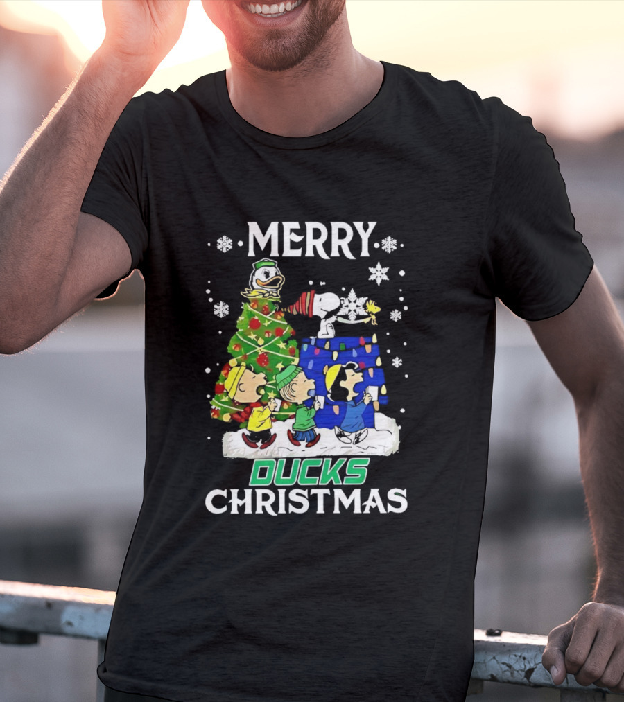 Merry Snoopy And Friends Oregon Ducks Christmas T-Shirt