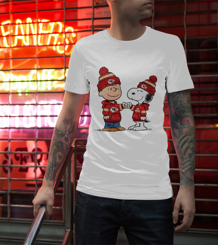 Charlie Brown Snoopy Go Chiefs Kansas City Super Bowl Fist Bump T-Shirt