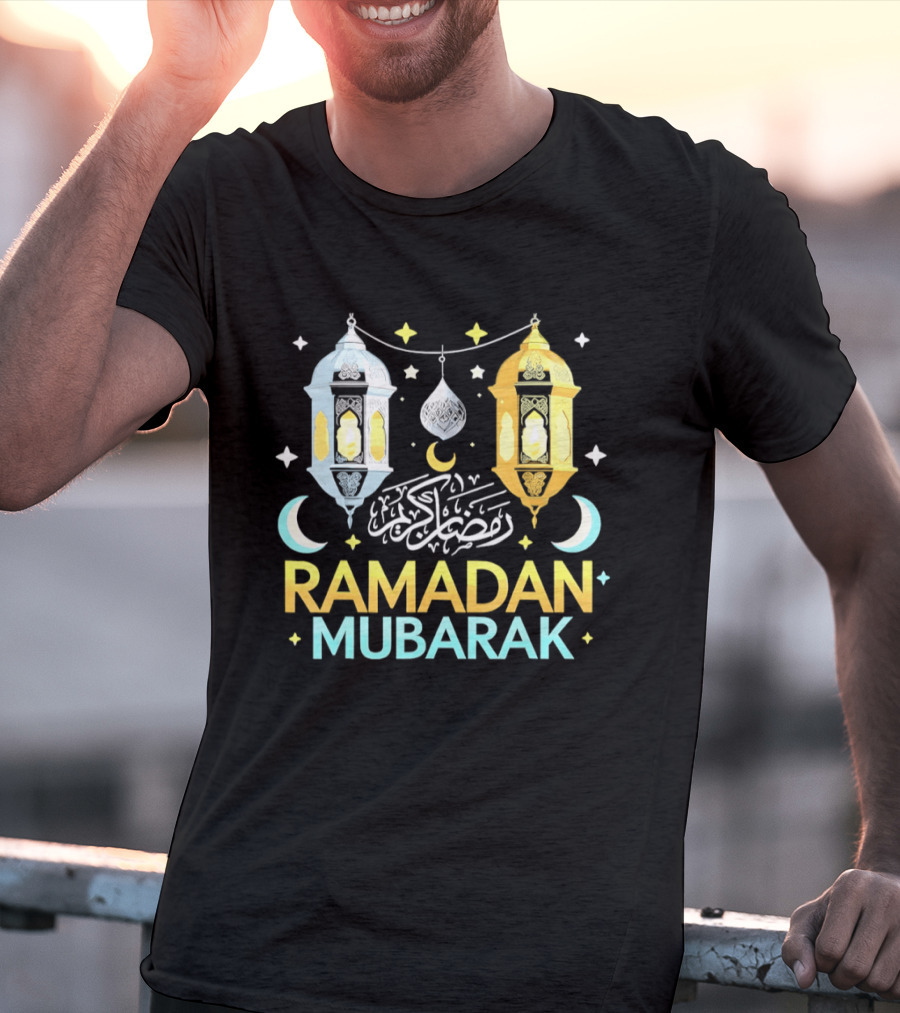Ramadan Mubarak Arabic Script Lanterns And Crescent Moons T-Shirt