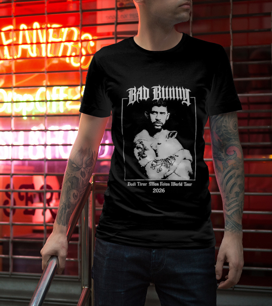 Bad Bunny Hugging Bunny Debi Tirar Mlas Fotos World Tour 2026 T-Shirt