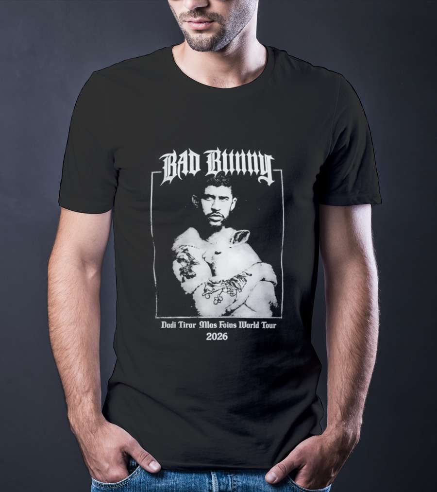 Bad Bunny Hugging Bunny Debi Tirar Mlas Fotos World Tour 2026 T-Shirt
