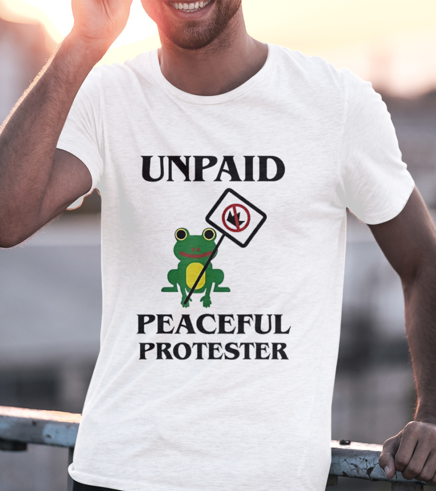 Unpaid Peaceful Protester Frog Holding No King Sign T-Shirt