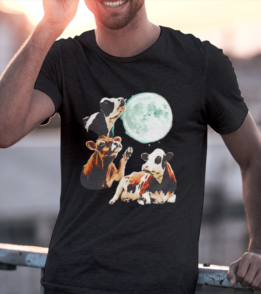 Cow Howling At Moon With Three Cows And Full Moon Scene T-Shirt