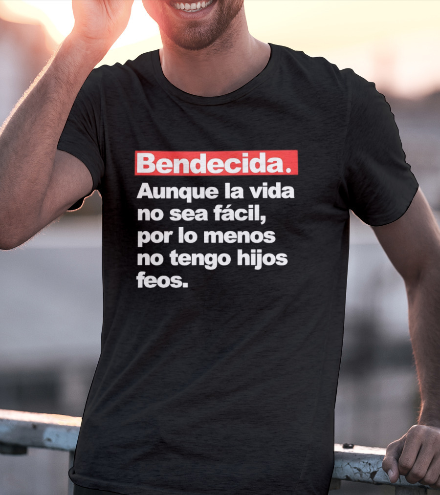 Bendecida Aunque La Vida No Sea Fácil Por Lo Menos No Tengo Hijos Feos T-Shirt