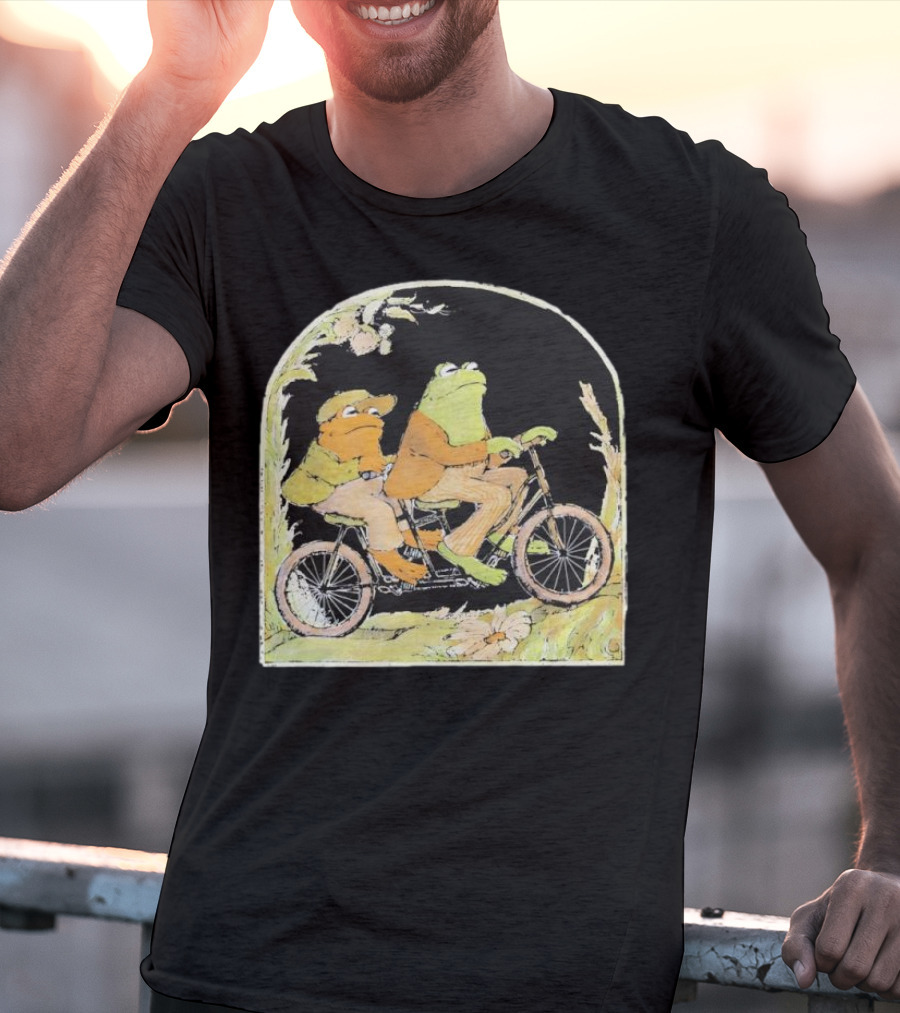 Frog And Toad Riding Vintage Bicycle Halloween Style T-Shirt