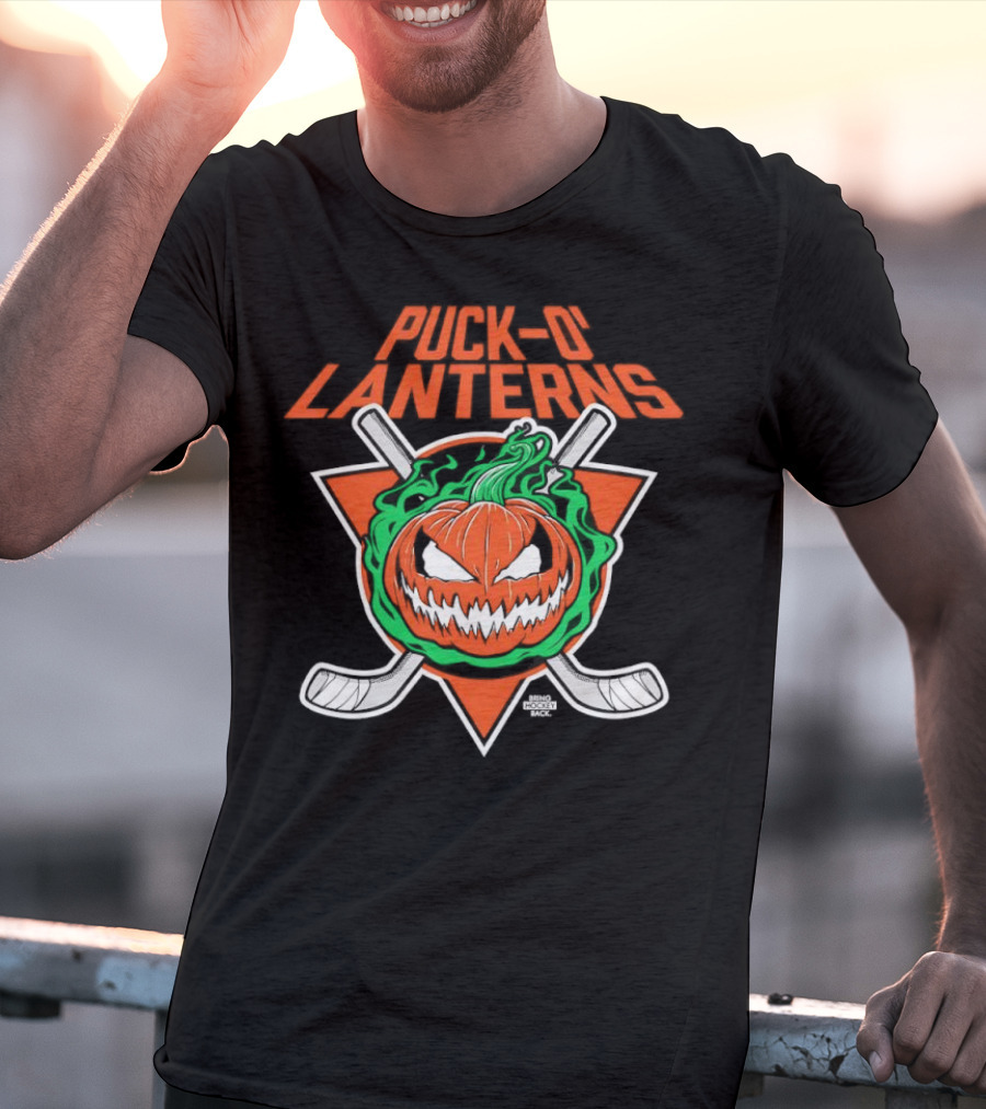 PUck O’ Lanterns Halloween Hockey Theme With Pumpkin And Crossed Sticks T-Shirt