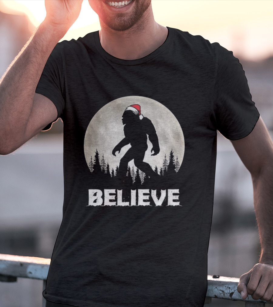 Believe Bigfoot Santa Sasquatch Merry Christmas Vintage Moon Scene T-Shirt