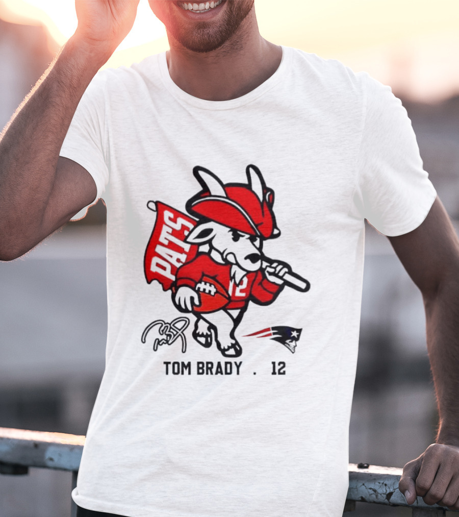 Pats Tom Brady 12 Football Mascot With Signature And New England Patriots Flag T-Shirt