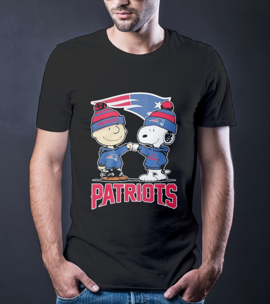 Charlie Brown Snoopy New England Patriots NFL Fist Bump Team Spirit T-Shirt