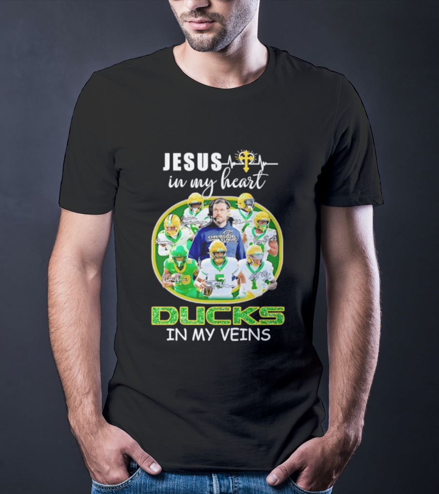 Jesus In My Heart Oregon Ducks In My Veins Football Players Signatures T-Shirt