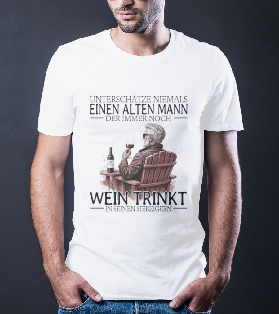 Unterschätze Niemals Einen Alten Mann Der Immer Noch Wein Trinkt In Seinen Siebzigern T-Shirt