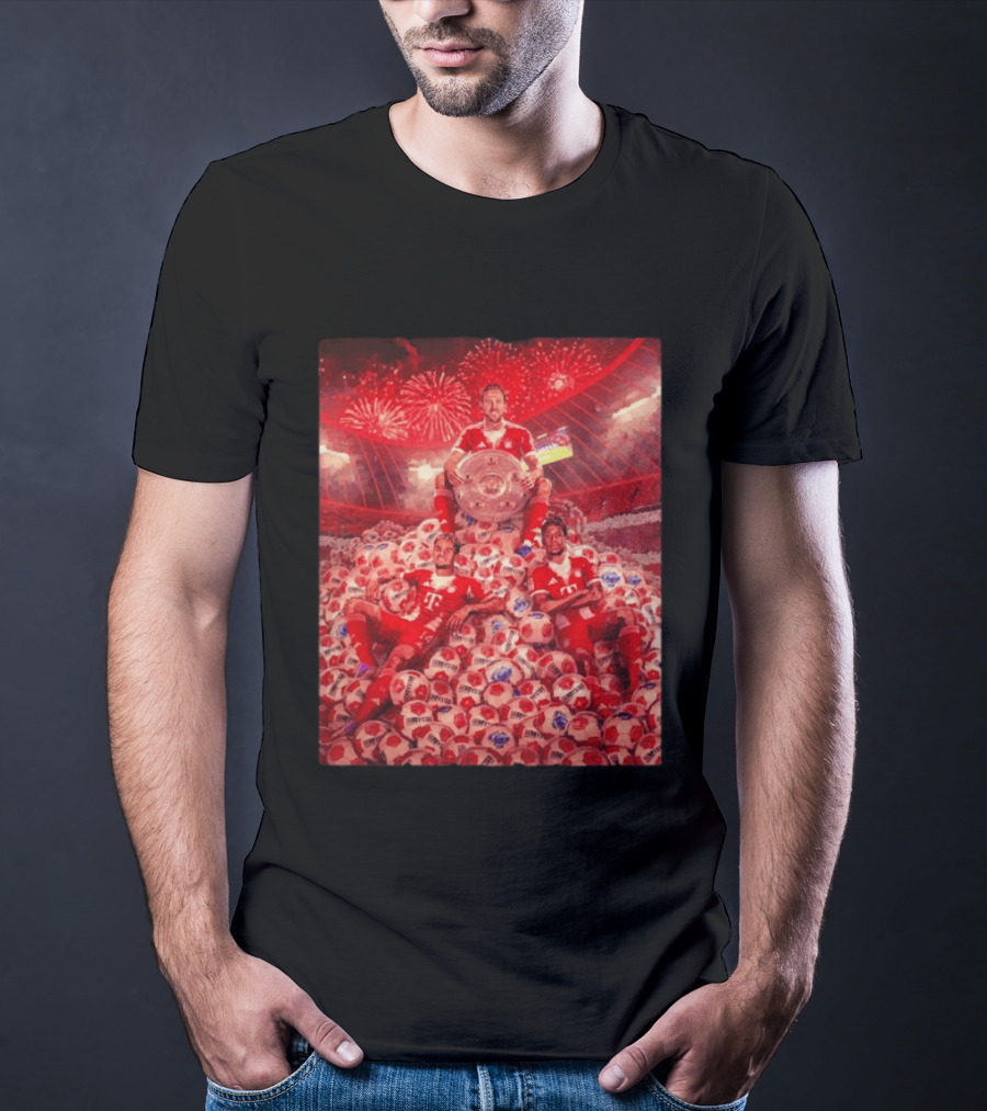 FC Bayern Munich Bundesliga Triumph Players Holding Trophy Fireworks Soccer Balls T-Shirt