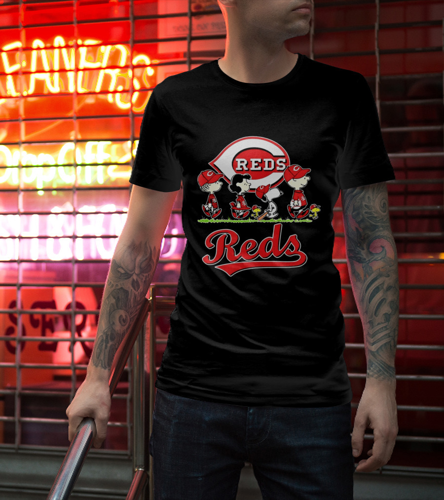 Snoopy Charlie Brown Linus Lucy Cincinnati Reds Baseball T-Shirt
