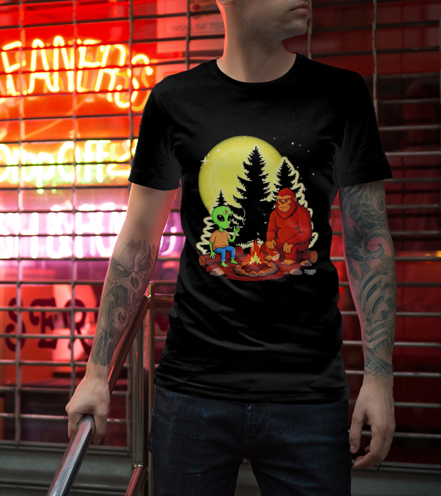 Bigfoot And Alien Campfire Night Under Full Moon T-Shirt