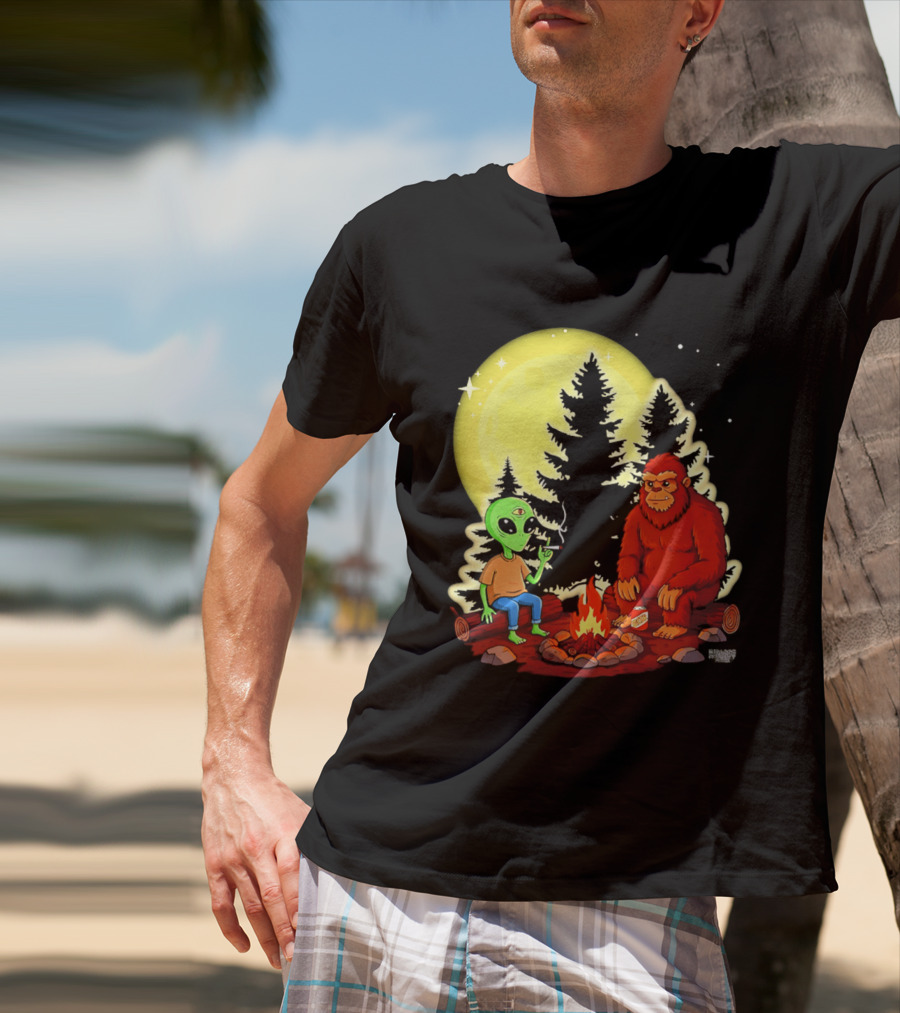 Bigfoot And Alien Campfire Night Under Full Moon T-Shirt