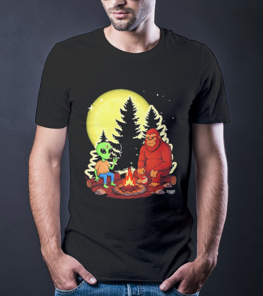Bigfoot And Alien Campfire Night Under Full Moon T-Shirt