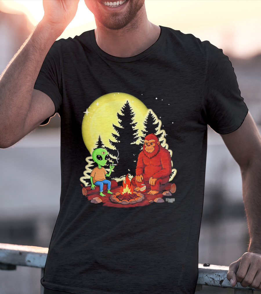 Bigfoot And Alien Campfire Night Under Full Moon T-Shirt
