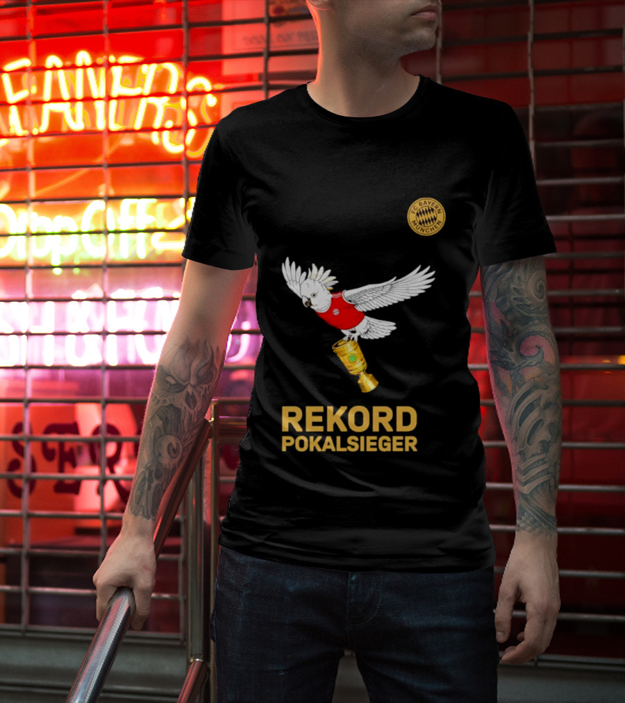 FC Bayern Munchen Rekord Pokalsieger Cockatoo With Trophy T-Shirt
