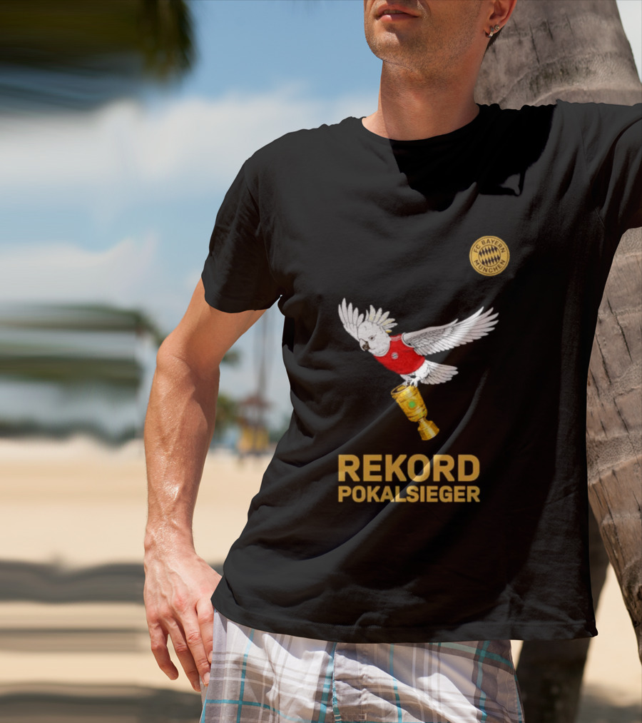 FC Bayern Munchen Rekord Pokalsieger Cockatoo With Trophy T-Shirt