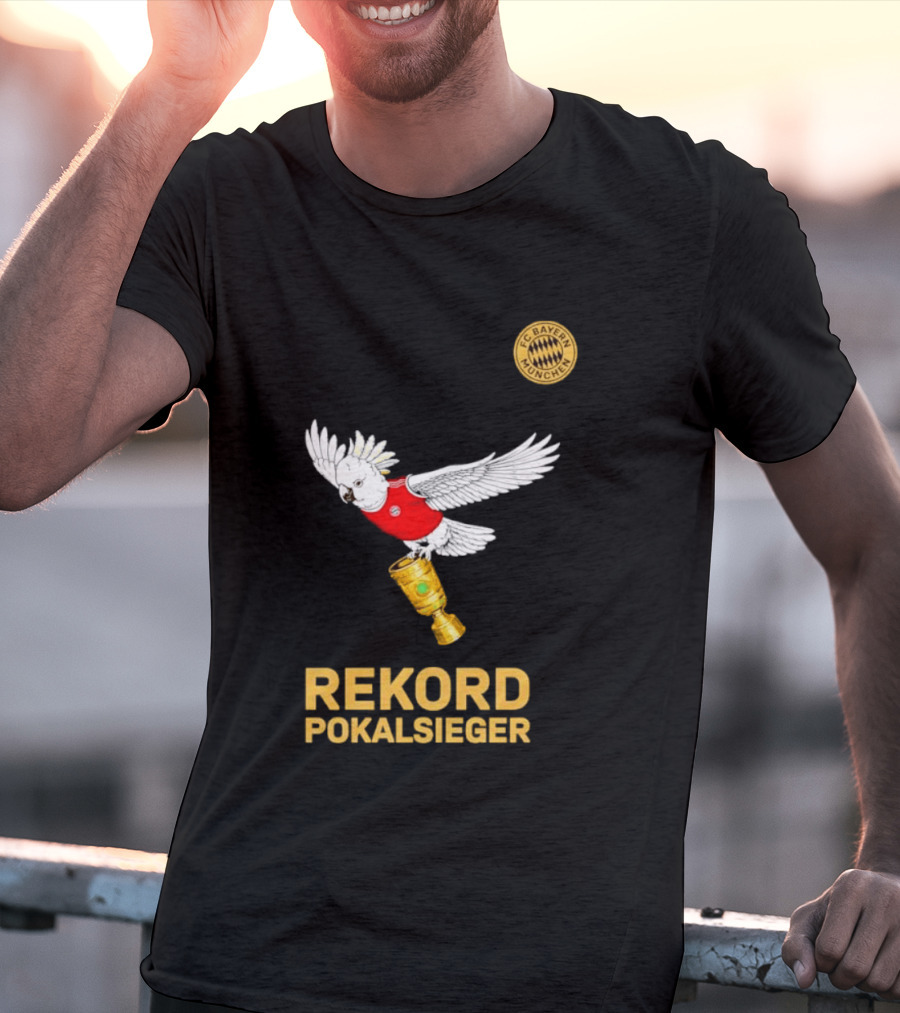 FC Bayern Munchen Rekord Pokalsieger Cockatoo With Trophy T-Shirt