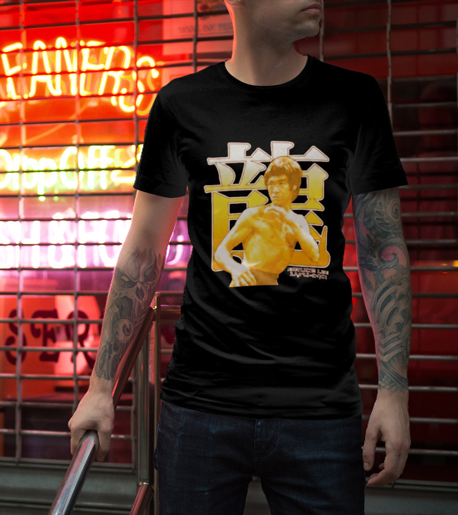 Bruce Lee Iconic Martial Arts Pose Chinese Characters T-Shirt