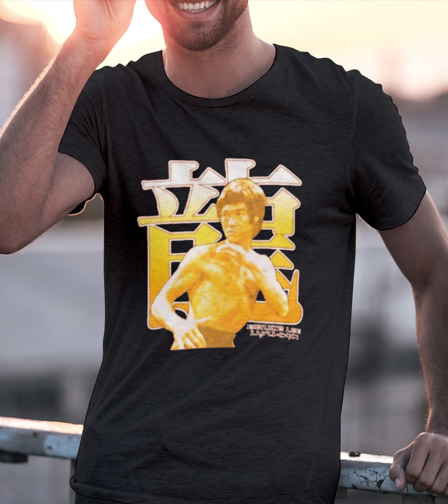 Bruce Lee Iconic Martial Arts Pose Chinese Characters T-Shirt