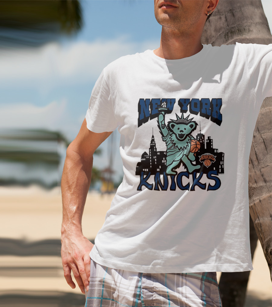 New York Knicks Bear Statue Of Liberty Basketball Skyline T-Shirt