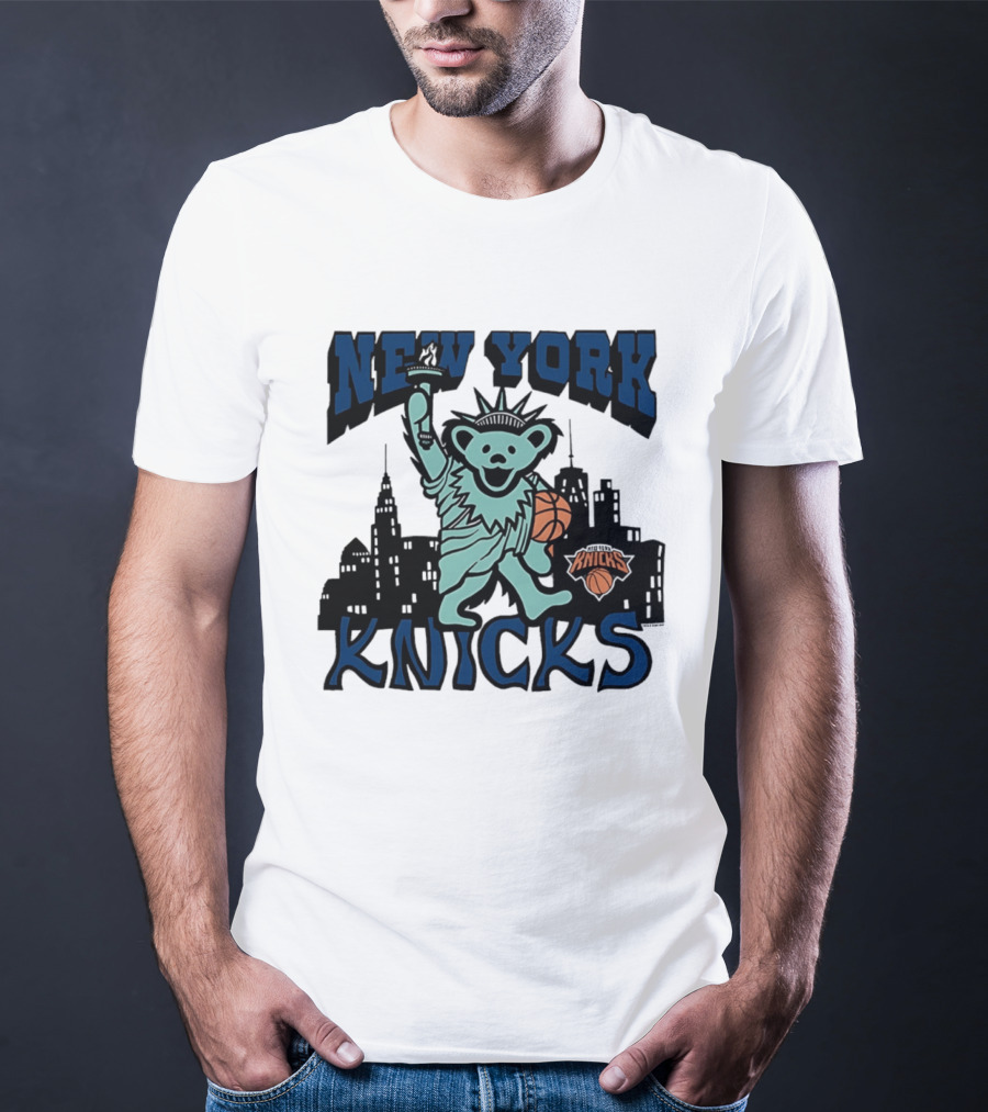New York Knicks Bear Statue Of Liberty Basketball Skyline T-Shirt
