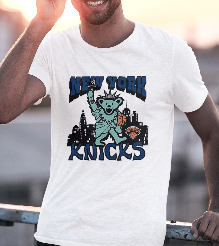 New York Knicks Bear Statue Of Liberty Basketball Skyline T-Shirt