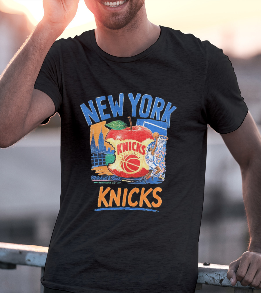 Mitchell & Ness New York Knicks NBA Apple Skyline Basketball Dunk Scene T-Shirt