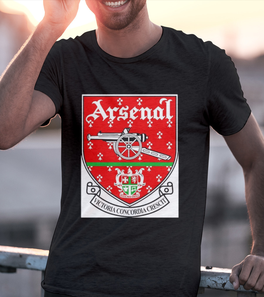 Arsenal FC Victoria Concordia Crescit Deus Per Omnia Crest Featuring Classic Cannon And Shield T-Shirt