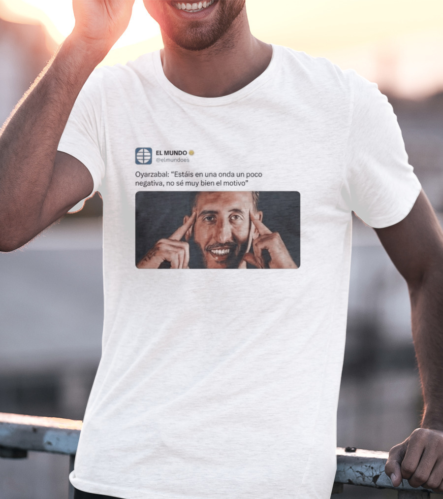 El Mundo Oyarzabal Estais En Una Onda Un Poco Negativa Sonriente Hombre T-Shirt
