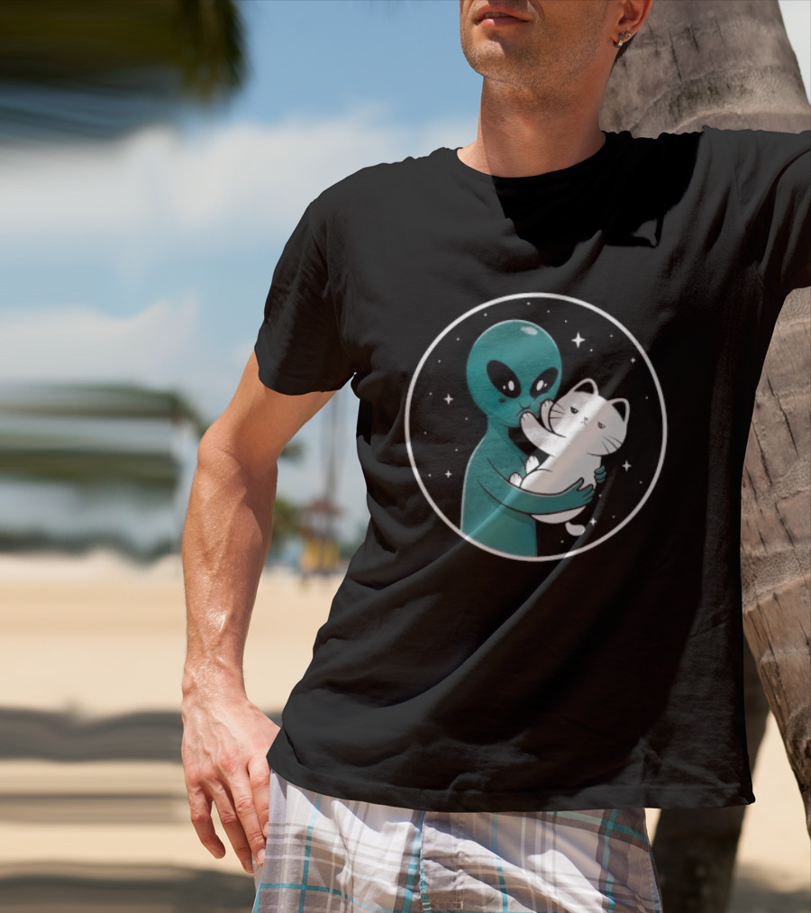 Even Aliens Love Cats Space Alien Embracing Kitty T-Shirt