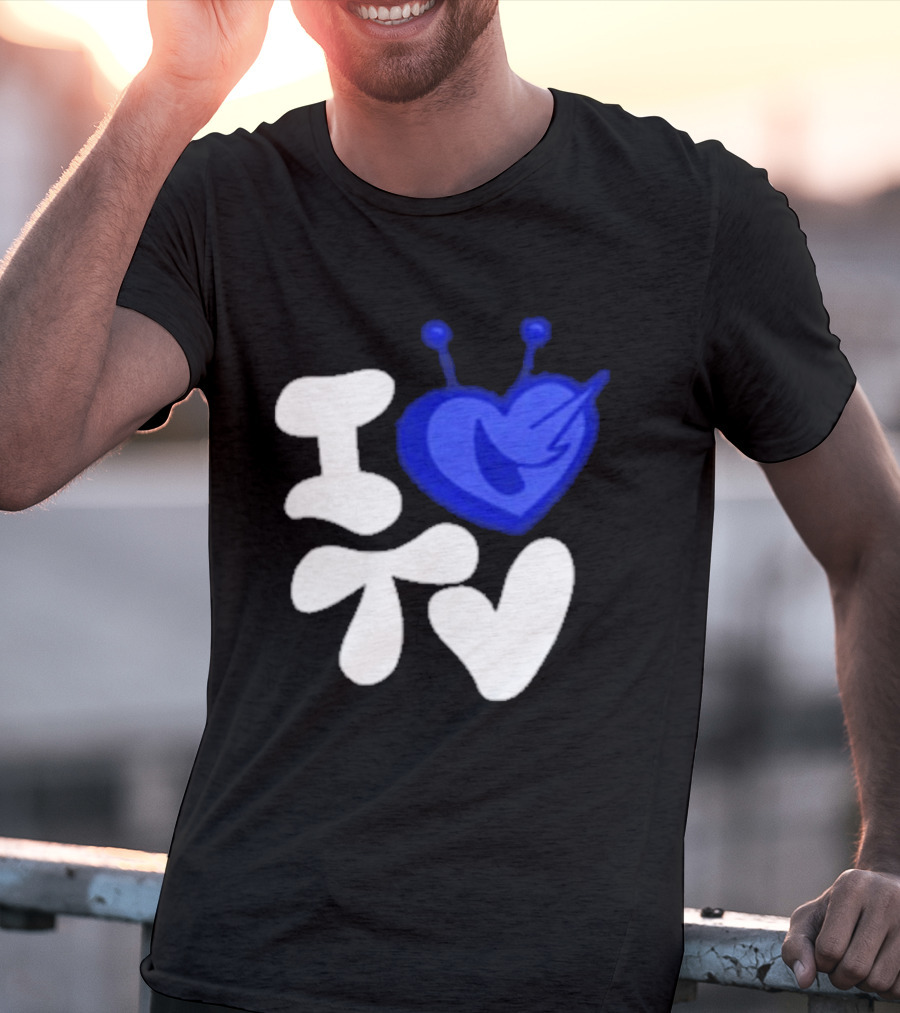 Paperboxmart I Love TV Blue Heart Antenna T-Shirt