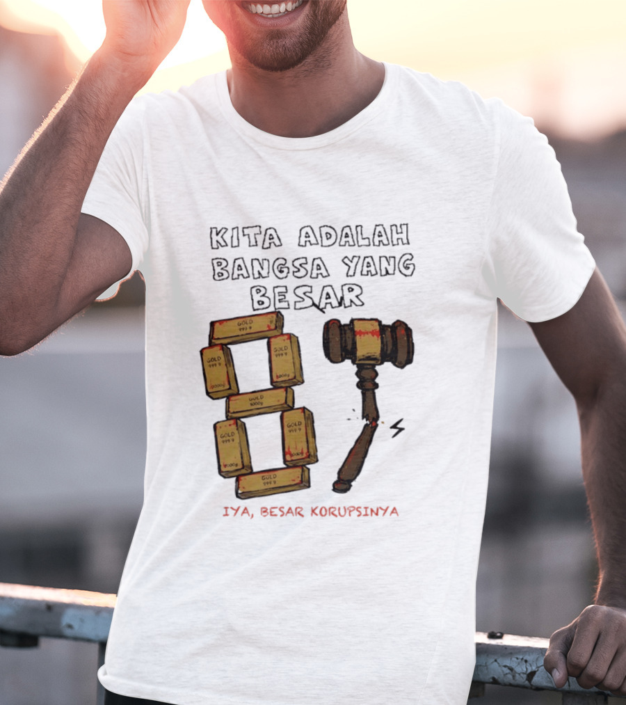 Kita Adalah Bangsa Yang Besar Iya Besar Korupsinya Gold Bars And Gavel T-Shirt