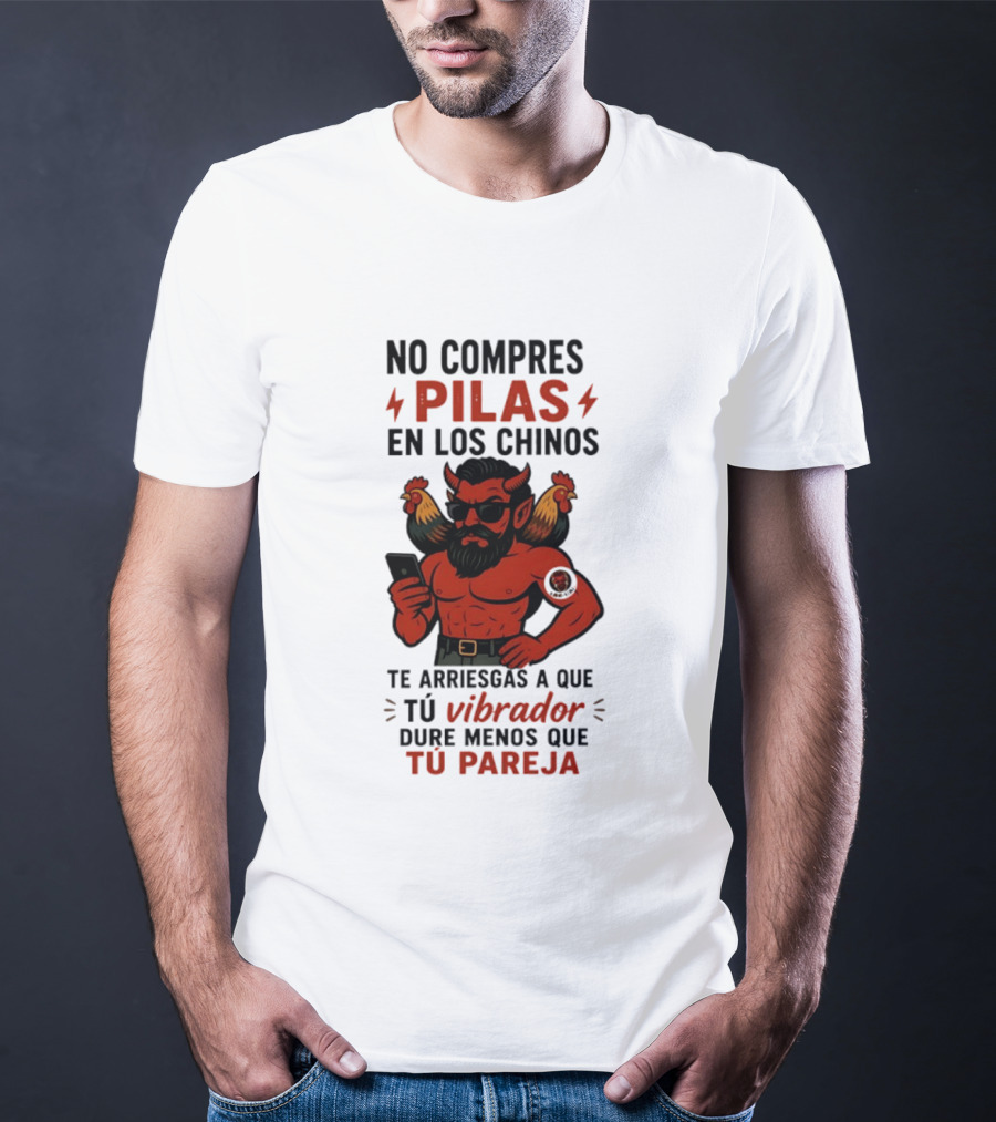 No Compres Pilas En Los Chinos Te Arriesgas A Que Tu Vibrador Dure Menos Que Tu Pareja Demonio Rojo Con Gallos Vibrador Humorístico T-Shirt