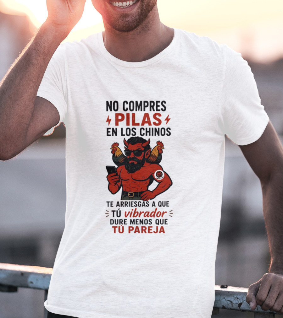 No Compres Pilas En Los Chinos Te Arriesgas A Que Tu Vibrador Dure Menos Que Tu Pareja Demonio Rojo Con Gallos Vibrador Humorístico T-Shirt