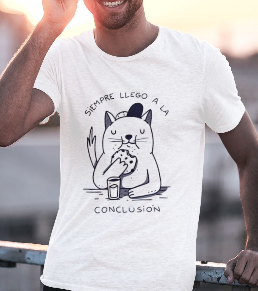 Siempre Llego A La Conclusión Gato Comiendo Galleta T-Shirt