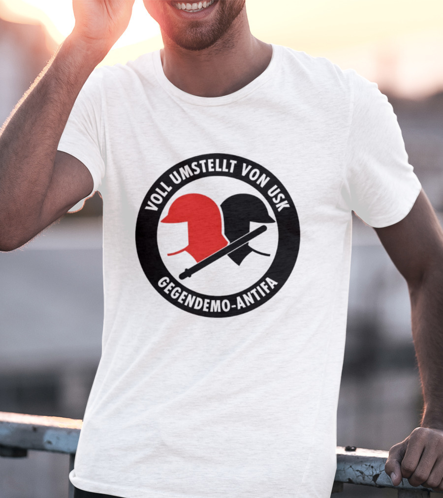 Voll Umstellt Von USK Gegendemo Antifa Helmet T-Shirt