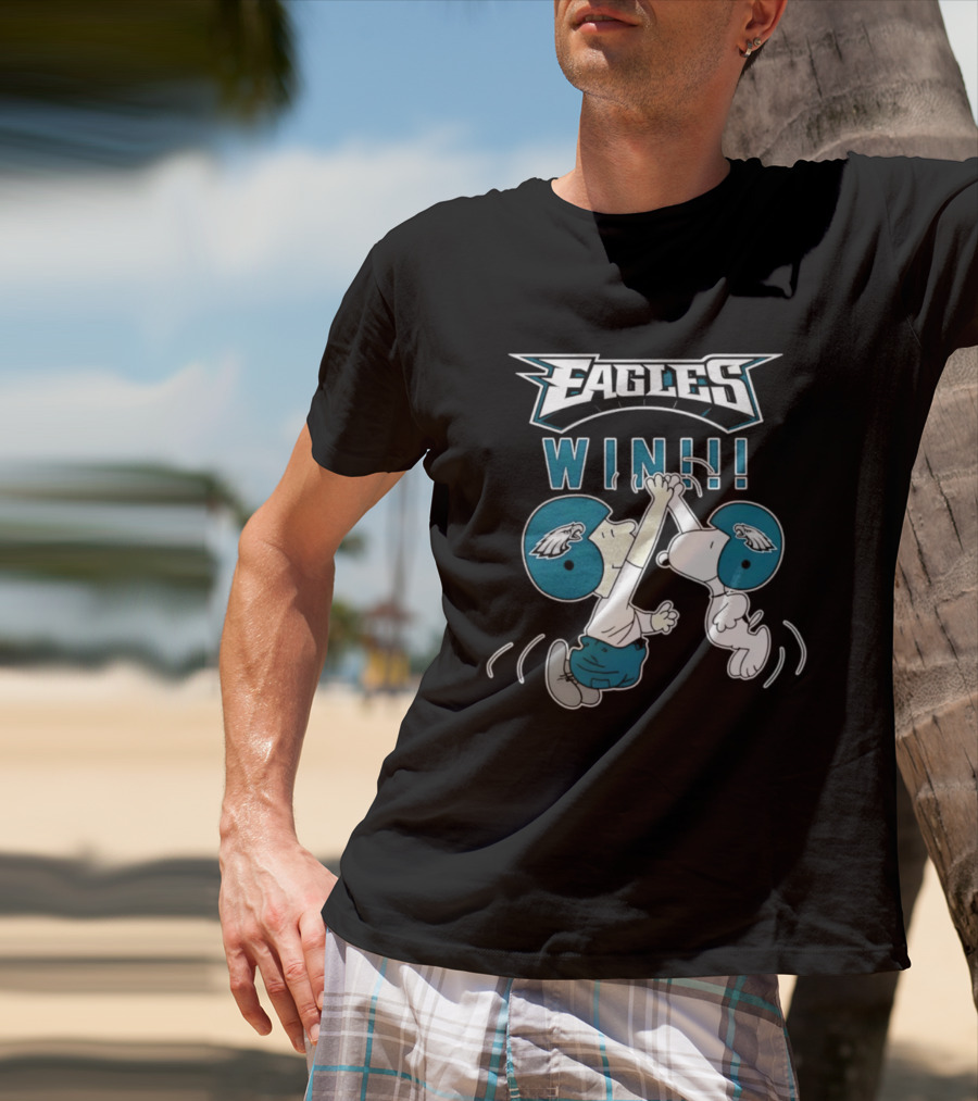 Philadelphia Eagles Win Peanuts Snoopy And Charlie Brown High Five T-Shirt