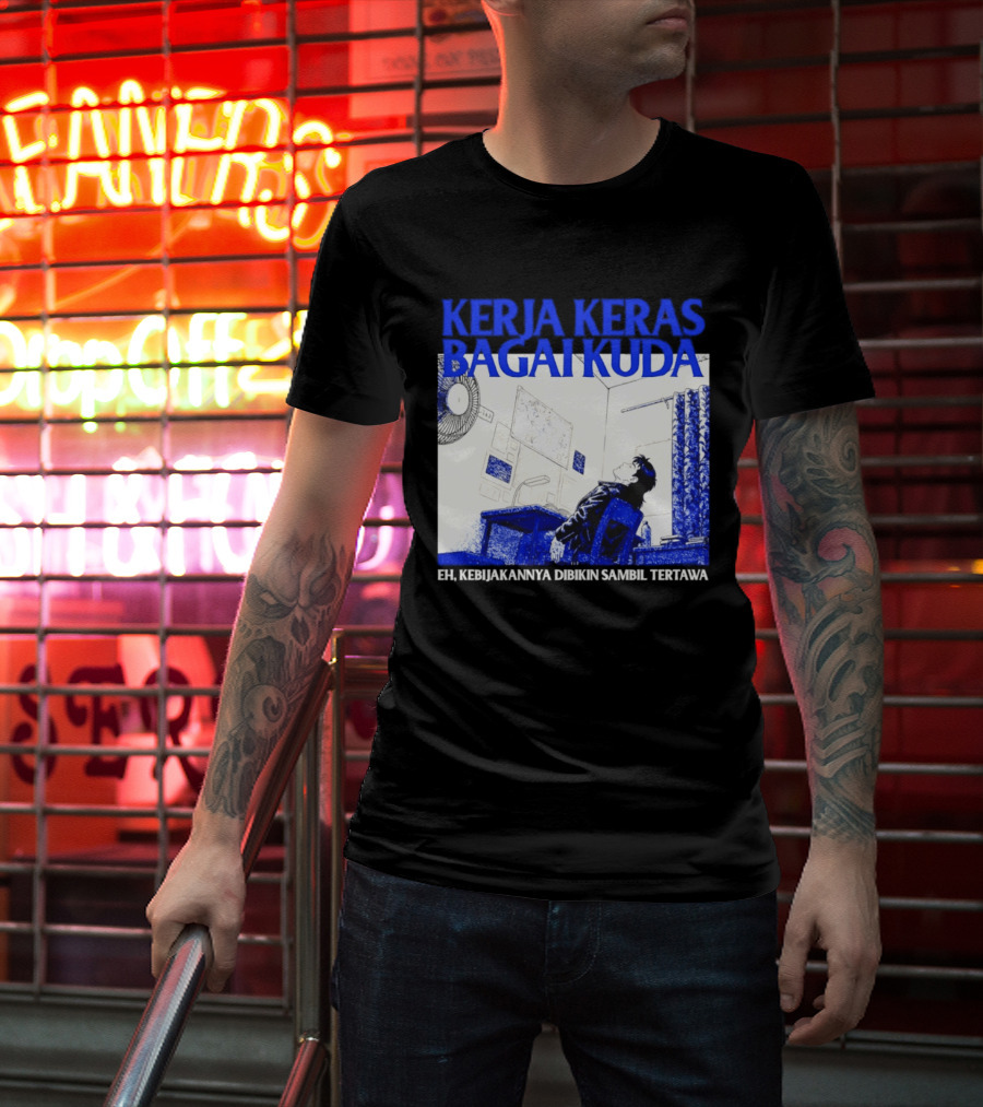 Kerja Keras Bagai Kuda Eh Kebijakannya Dibikin Sambil Tertawa Komik Pria Duduk Meja Dan Layar T-Shirt