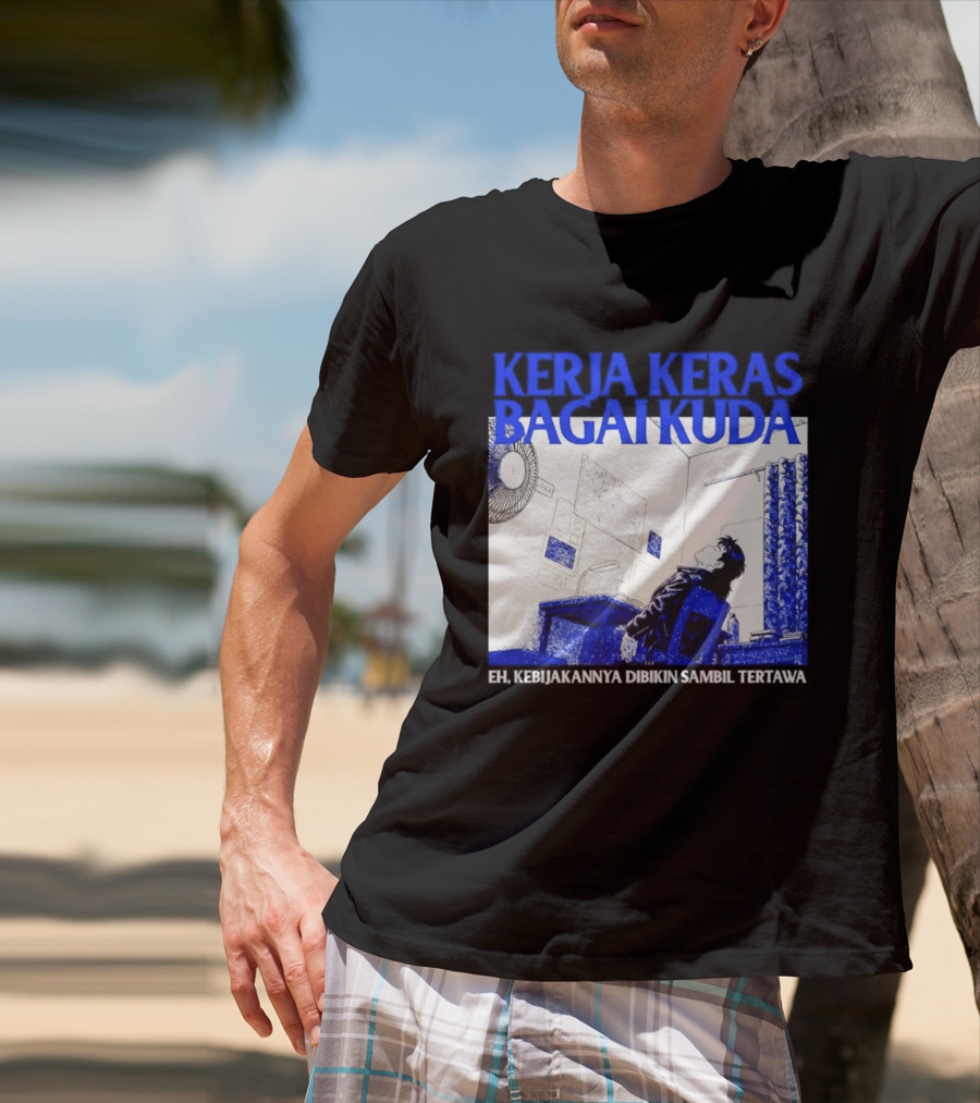 Kerja Keras Bagai Kuda Eh Kebijakannya Dibikin Sambil Tertawa Komik Pria Duduk Meja Dan Layar T-Shirt