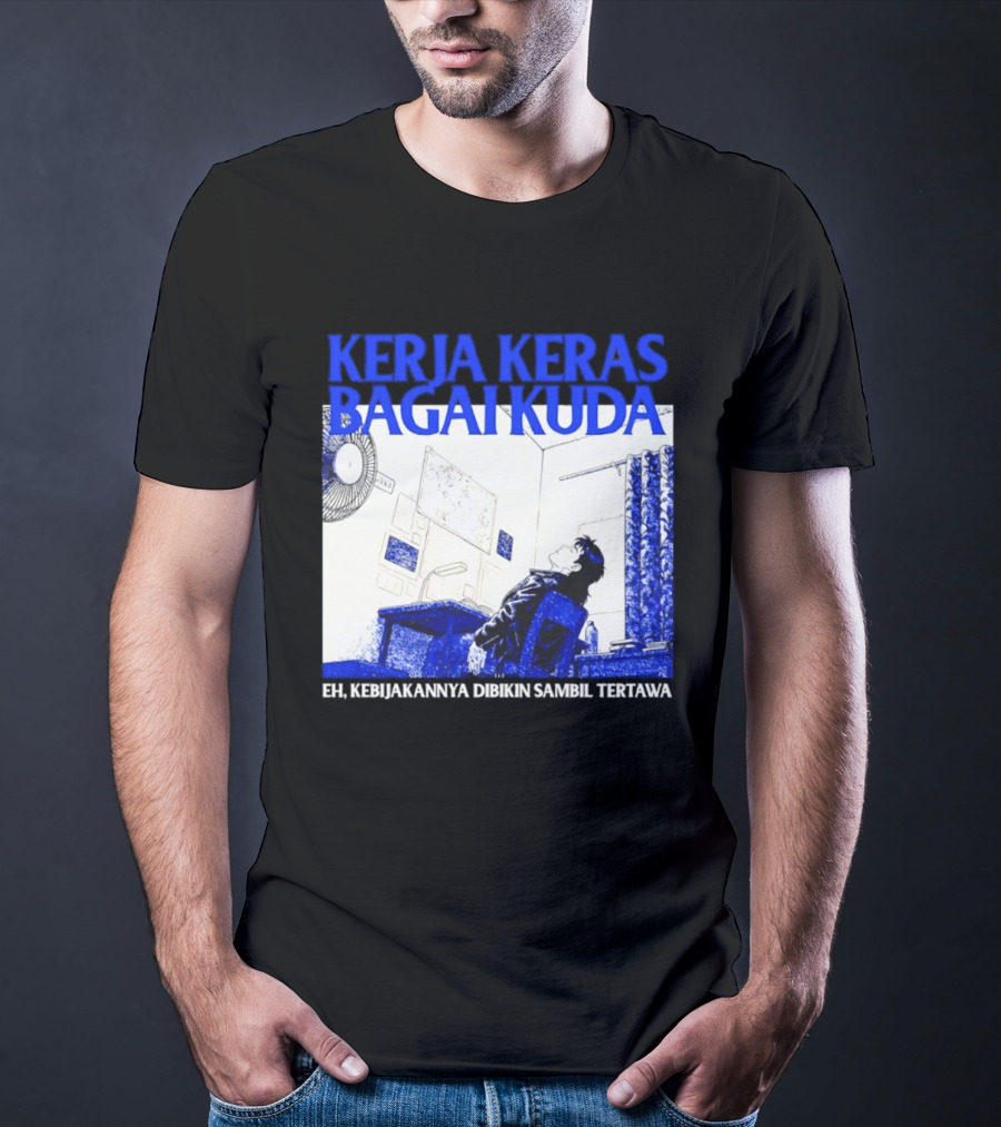 Kerja Keras Bagai Kuda Eh Kebijakannya Dibikin Sambil Tertawa Komik Pria Duduk Meja Dan Layar T-Shirt