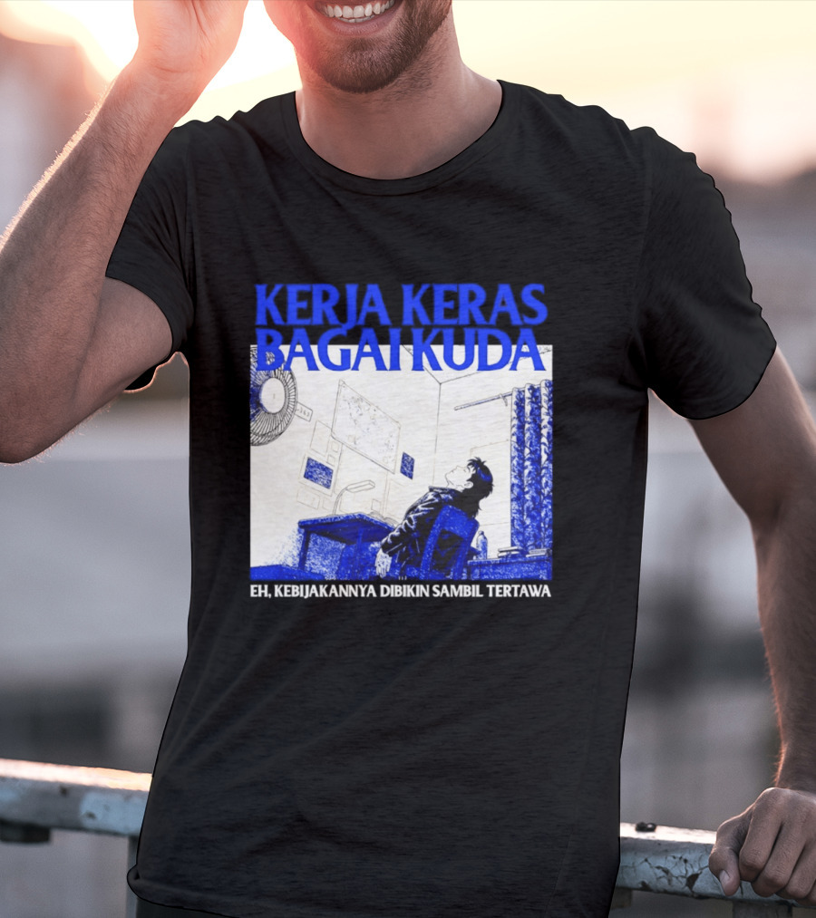 Kerja Keras Bagai Kuda Eh Kebijakannya Dibikin Sambil Tertawa Komik Pria Duduk Meja Dan Layar T-Shirt