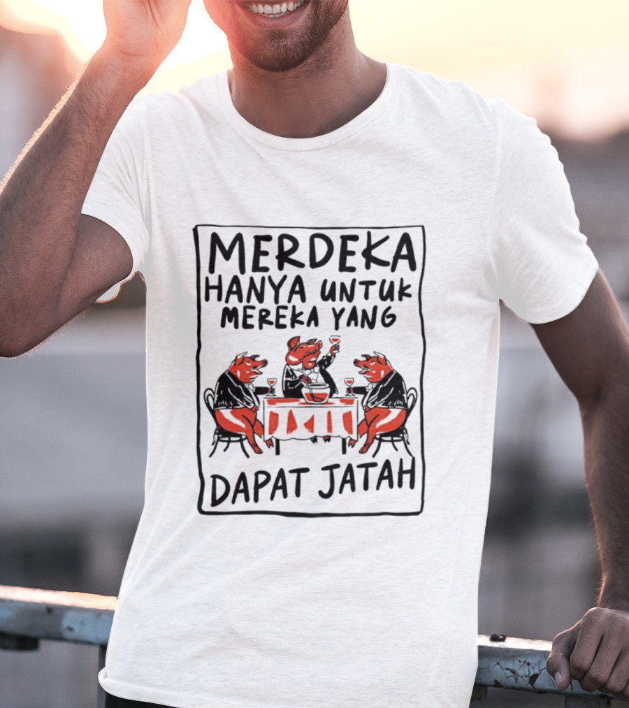Merdeka Hanya Untuk Mereka Yang Dapat Jatah Empat Babi Berpesta Di Meja Makan T-Shirt