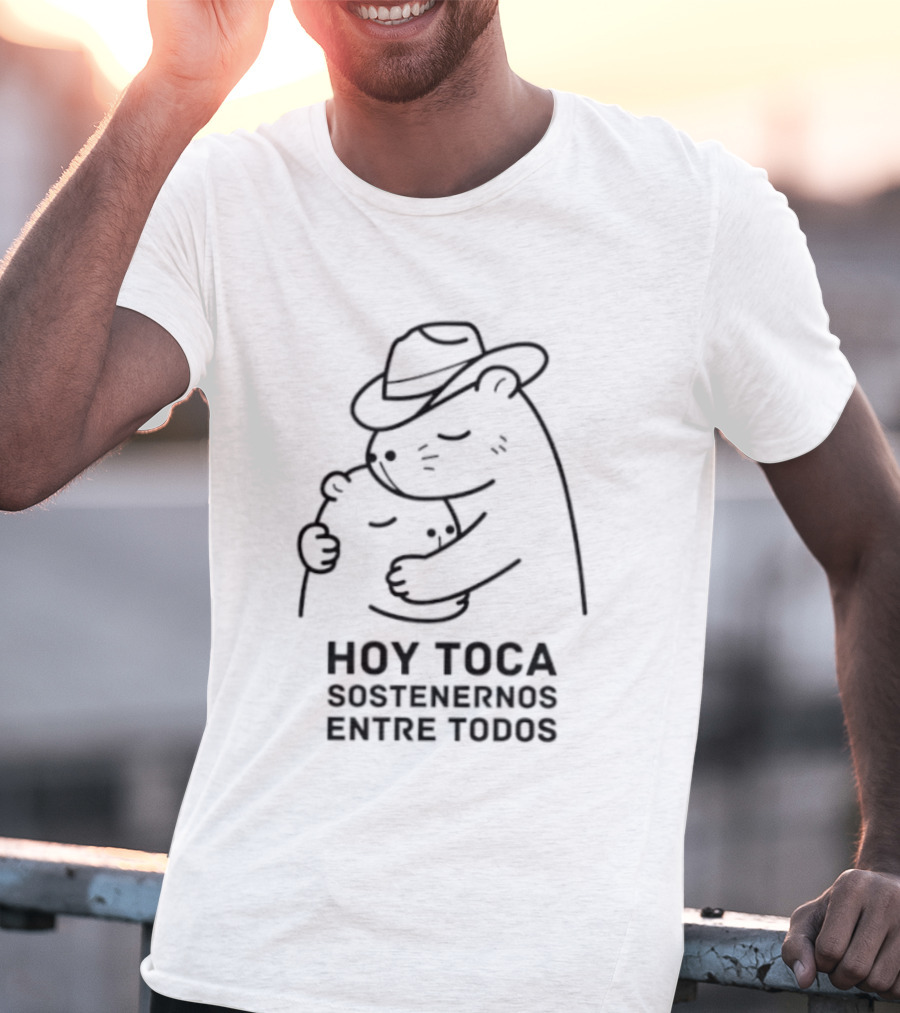 Hoy Toca Sostenernos Entre Todos Bear Hug T-Shirt