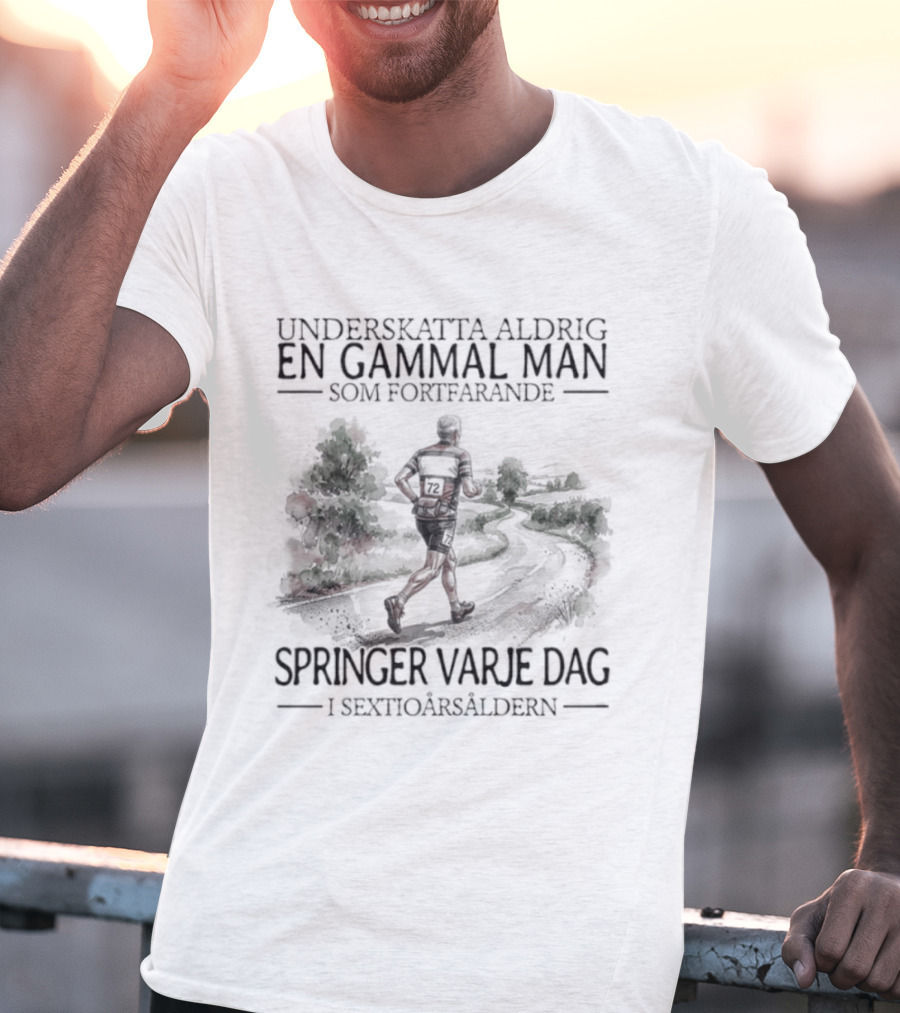 Underskatta Aldrig En Gammal Man Som Fortfarande Springer Varje Dag I Sextioårsåldern T-Shirt