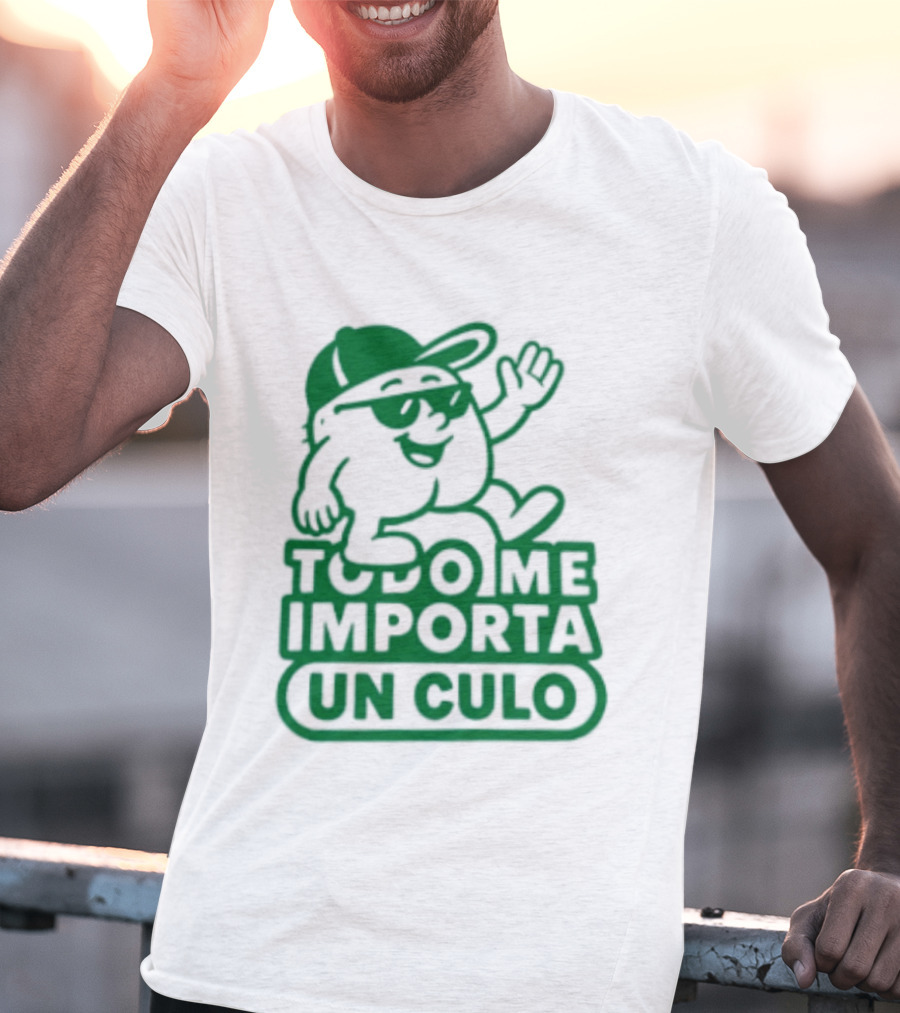 Todo Me Importa Un Culo Caracter Con Gafas Y Gorra Verde T-Shirt