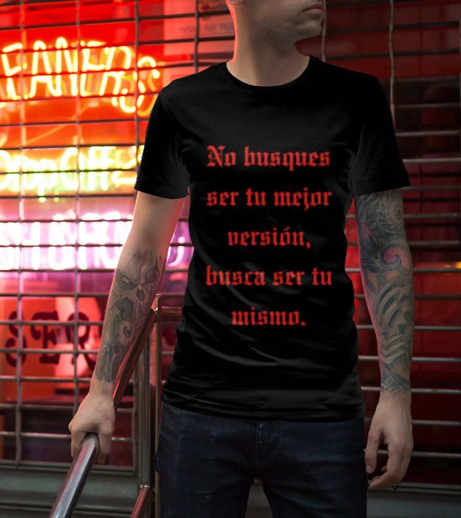 No Busques Ser Tu Mejor Versión Busca Ser Tu Mismo Frase Motivacional Texto Rojo Estilo Gótico T-Shirt