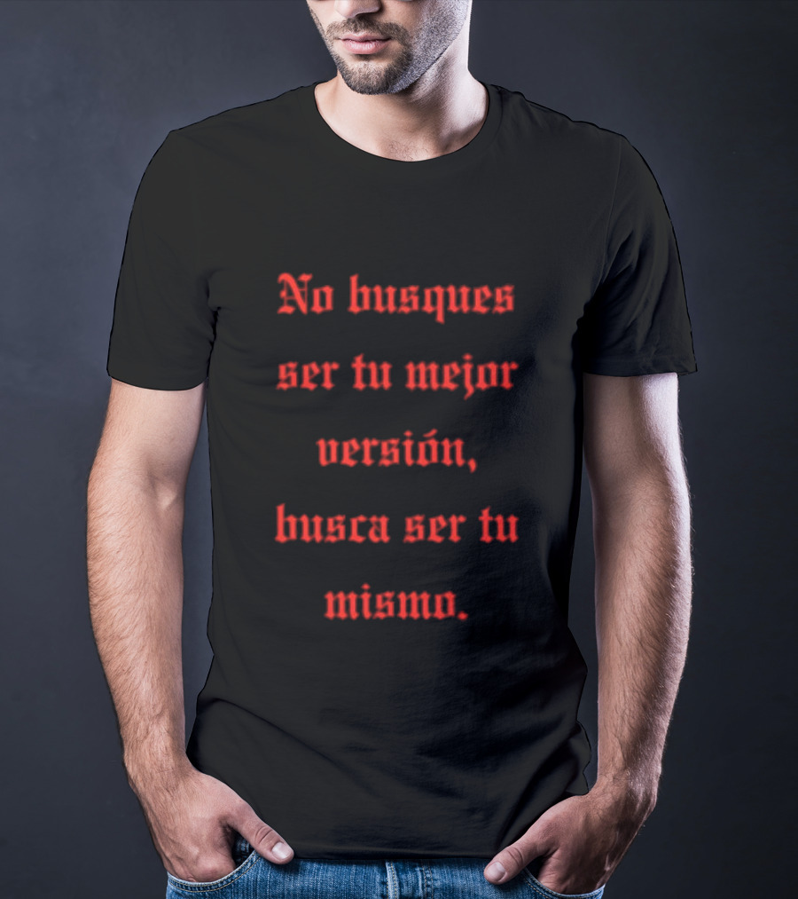 No Busques Ser Tu Mejor Versión Busca Ser Tu Mismo Frase Motivacional Texto Rojo Estilo Gótico T-Shirt